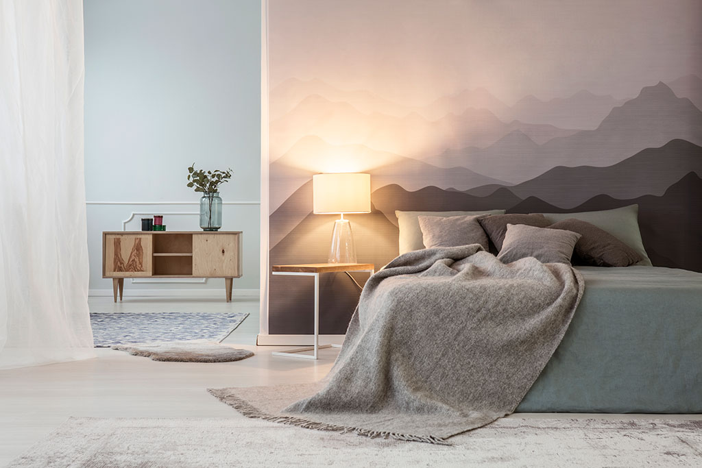 light-in-mountain-bedroom-interior-YTBZWKU