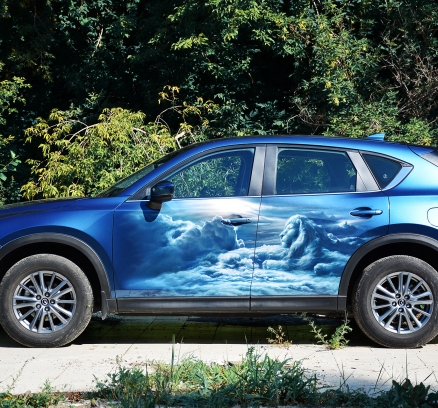 Лев в облаках на mazda