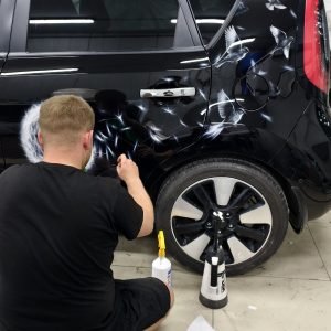 Наклейка бронепленки на дверь